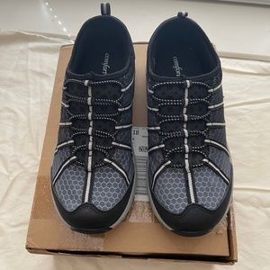 Black water shoes
